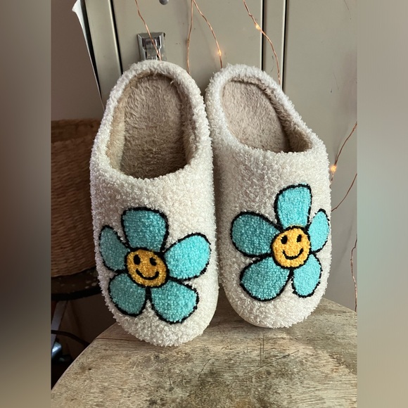 Katydid Mint Daisy Happy Face Slippers - Picture 6 of 9